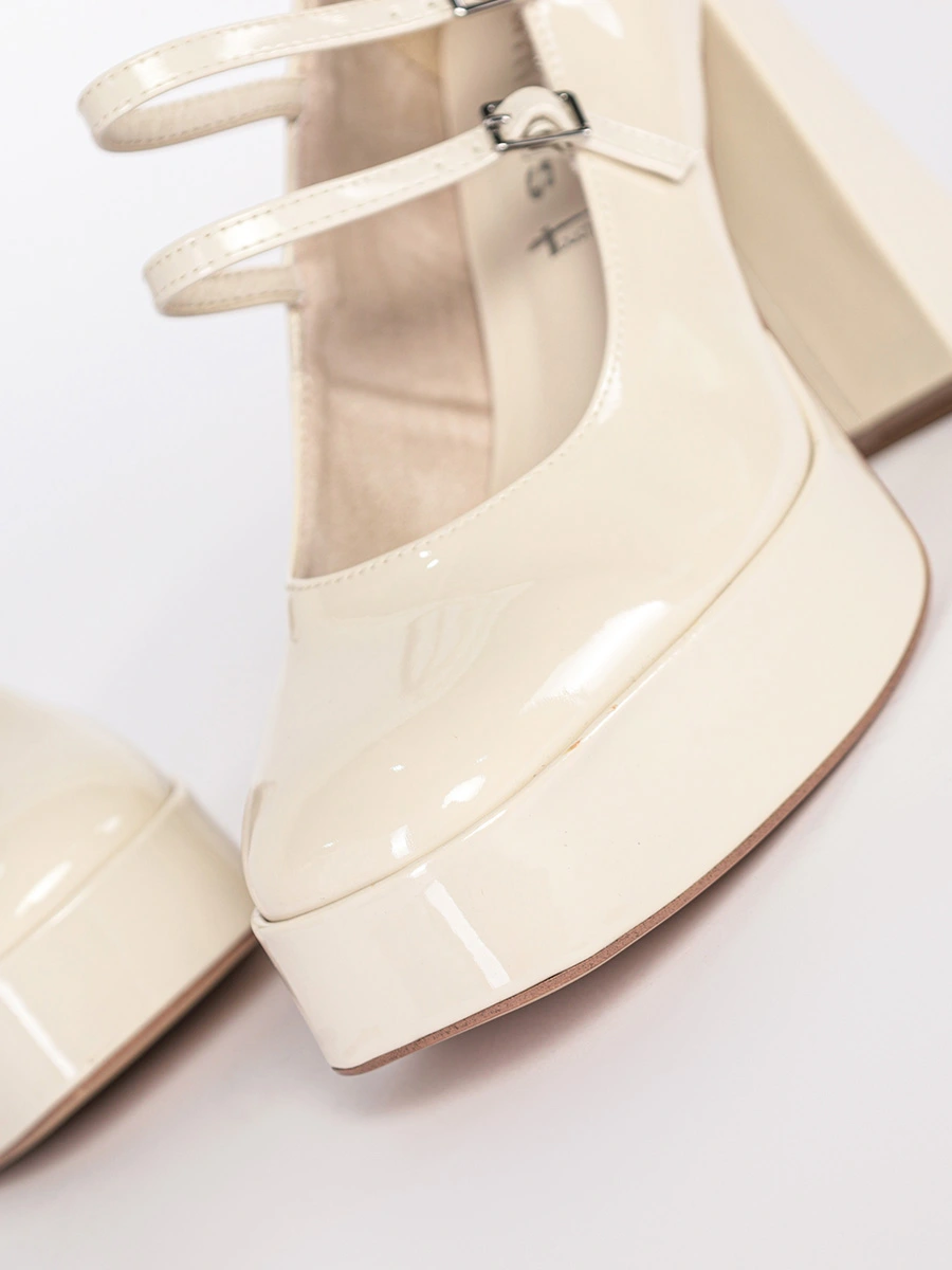 Туфли белого цвета лакированные на высоком каблуке